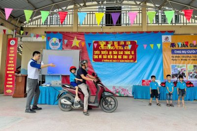 TUYÊN TRUYỀN AN TOÀN GIAO THÔNG VÀ TẶNG MŨ BẢO HIỂM